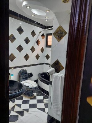 Luxury-Dreibettzimmer, Balkon, Stadtblick | Badezimmer | Kostenlose Toilettenartikel, Haartrockner, Handtücher, Seife