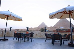 تناول الطعام بالخارج