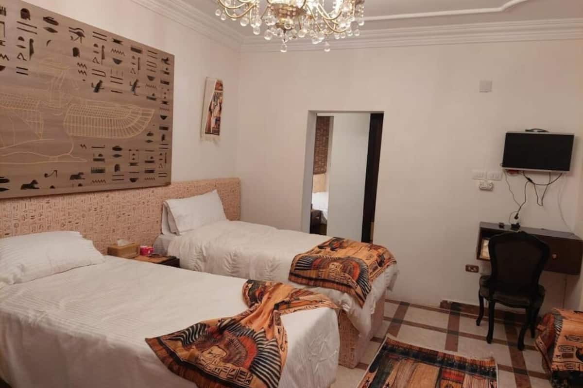 Deluxe-Vierbettzimmer, Balkon, Stadtblick | Kostenloses WLAN