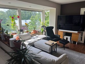 Departamento, 2 habitaciones, balcón, vista a la ciudad | Sala de estar