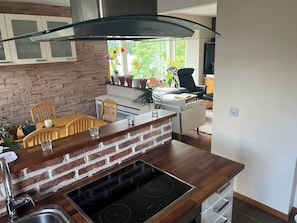 Apartamento, 2 quartos, sacada, vista para a cidade | Parte interna