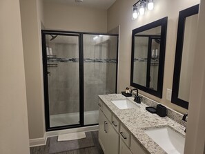 Dusche, Haartrockner, Handtücher, Seife