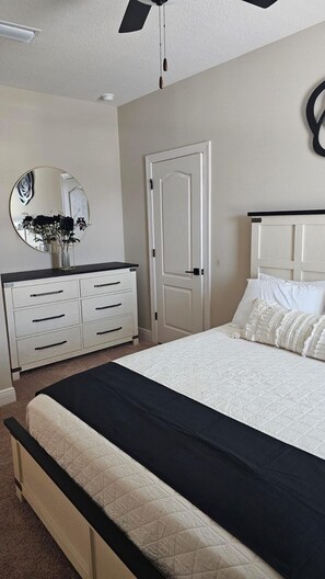 3 bedrooms, iron/ironing board, WiFi, bed sheets - Reunion Retreat (Kissimmee)