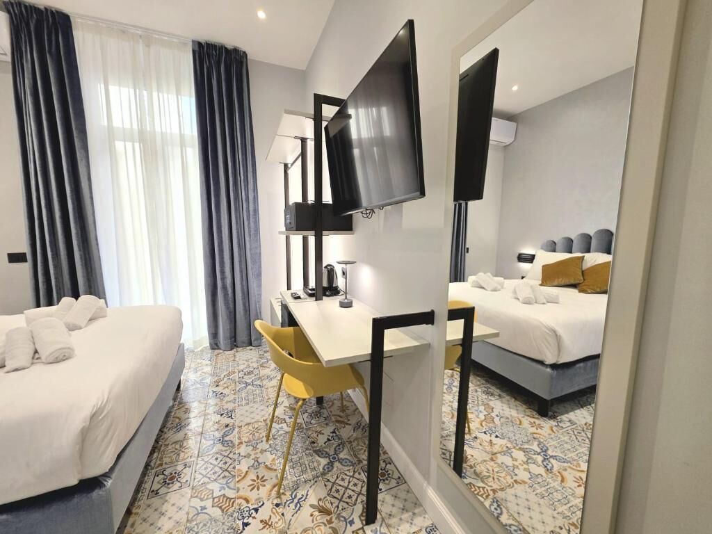 Klassieke tweepersoonskamer, balkon, uitzicht op binnenplaats | Een kluis op de kamer, een bureau, verduisterende gordijnen