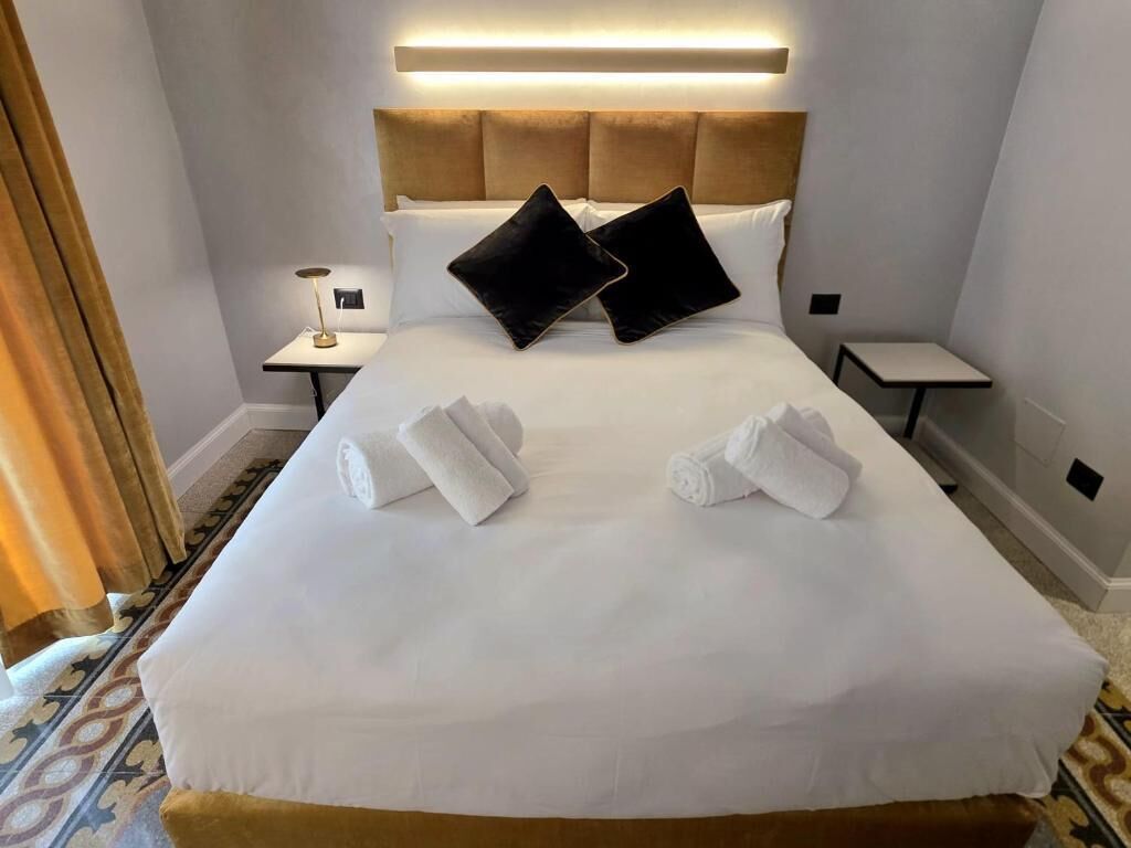 Comfort tweepersoonskamer, balkon, uitzicht op binnenplaats | Een kluis op de kamer, een bureau, verduisterende gordijnen