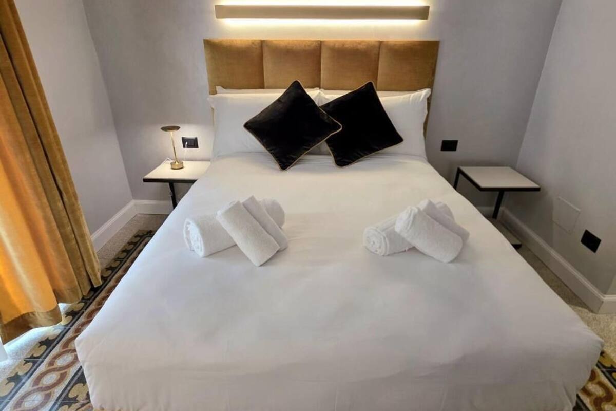 Comfort tweepersoonskamer, balkon, uitzicht op binnenplaats | Een kluis op de kamer, een bureau, verduisterende gordijnen