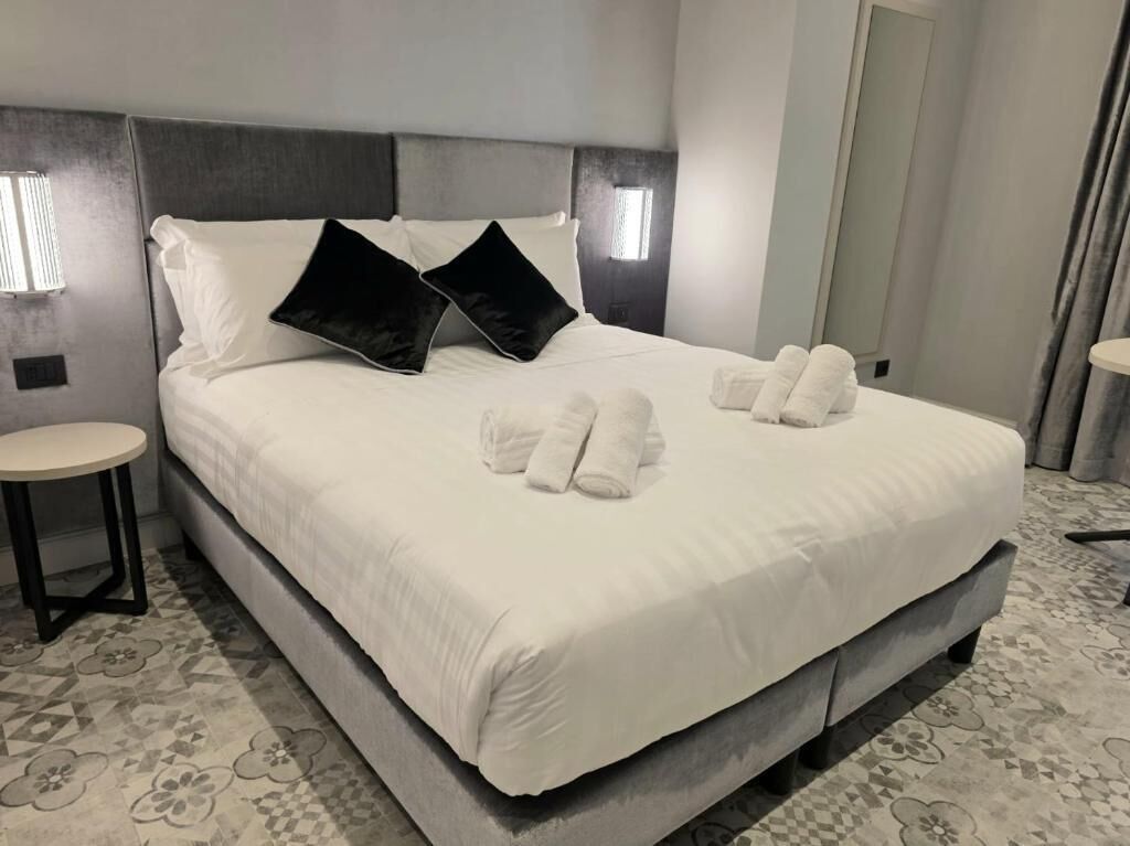 Superior kamer, 1 twee- of 2 eenpersoonsbedden, uitzicht op binnenplaats | Een kluis op de kamer, een bureau, verduisterende gordijnen