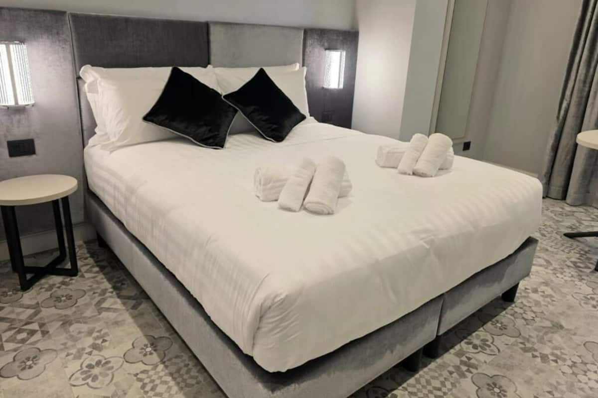 Superior kamer, 1 twee- of 2 eenpersoonsbedden, uitzicht op binnenplaats | Een kluis op de kamer, een bureau, verduisterende gordijnen