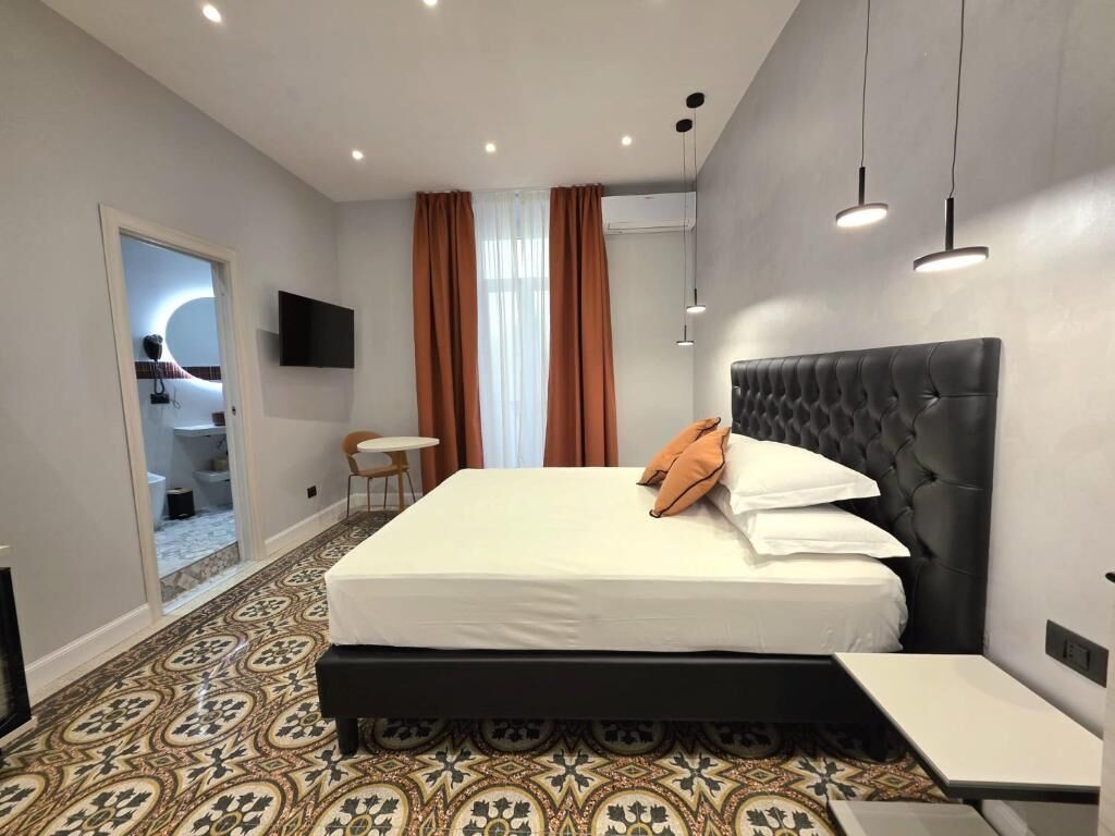 Deluxe kamer, 1 twee- of 2 eenpersoonsbedden, balkon, uitzicht op binnenplaats | Een kluis op de kamer, een bureau, verduisterende gordijnen