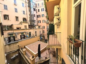 Superior kamer, 1 twee- of 2 eenpersoonsbedden, uitzicht op binnenplaats | Terrein van de accommodatie