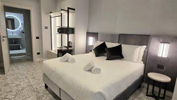 Superior kamer, 1 twee- of 2 eenpersoonsbedden, uitzicht op binnenplaats | Een minibar, een kluis op de kamer, een bureau, verduisterende gordijnen