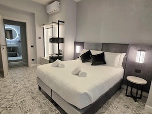 Superior Double or Twin Room, Courtyard View | Minibar, in-room safe, desk, blackout drapes - VICTORIA SUITES (Rome)