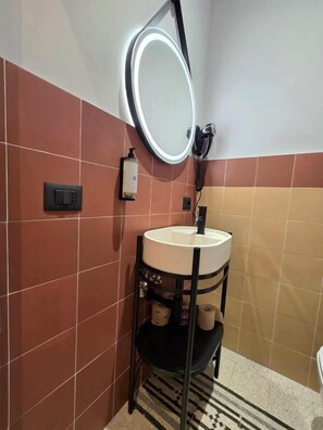 Dobbeltrom – comfort, balkong, bakgårdsutsikt | Bad | Dusj, toalettartikler (inkludert), hårføner og håndklær