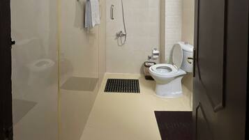 Dobbeltrom – classic, tilpasset bevegelseshemmede, aircondition | Bad | Dusj, hårføner, tøfler og håndklær