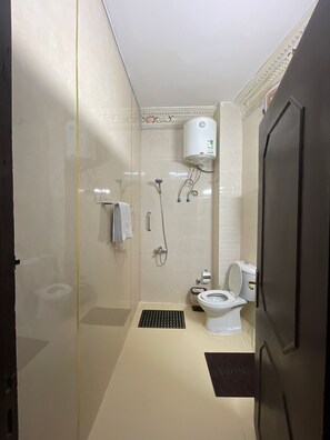 Dobbeltrom – classic, tilpasset bevegelseshemmede, aircondition | Bad | Dusj, hårføner, tøfler og håndklær