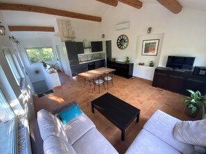 DVD player, books, music library, stereo - In a quiet and natural setting, a beautiful and comfortable home between Luberon and Ventoux (Le Beaucet)