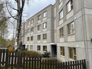 Apartamento, 2 quartos, sacada, vista para a cidade | Fachada