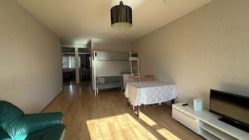 Huoneisto, 2 makuuhuonetta, parveke, kaupunkinäköala | Olohuone