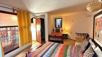 Quarto casal conforto, para não fumantes | Cortinas blackout, ferros/tábuas de passar roupa, Wi-Fi de cortesia