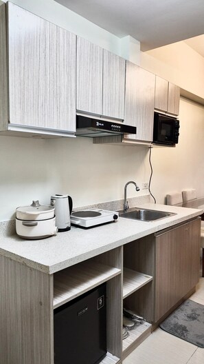 Private kitchen - Stunning CCLEX Views from This High-Floor 1-Bedroom (Cebu City)