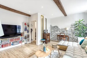 Deluxe Apartment, Private Bathroom | Living area - La demeure de Gab  (Trévoux)