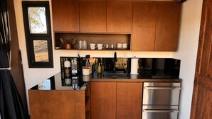 Una cucina moderna con mobili in legno, elettrodomestici in acciaio inossidabile e un'isola integrata.