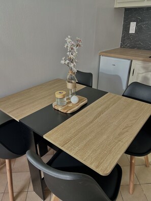 Dining - Accommodation in a small character house in SAINT GENIES (Saint-Geniès)