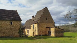 A stone farmhouse with a large yard and a grassy field. - Accommodation in a small character house in SAINT GENIES (Saint-Geniès)