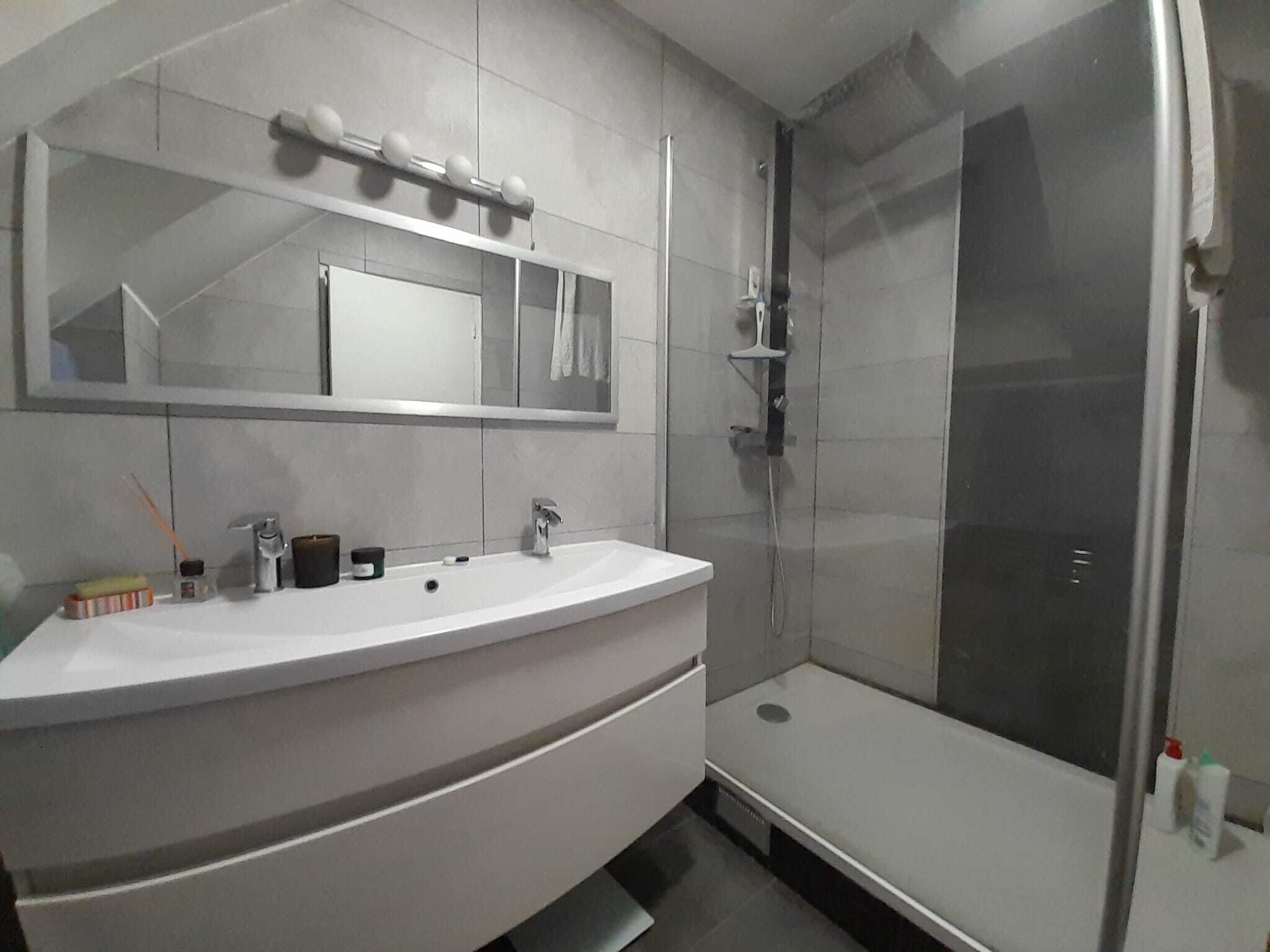 Ducha, secador de pelo, toallas, jabón