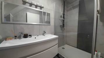 Ducha, secador de pelo, toallas, jabĂłn