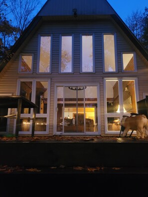 Exterior - PRIVATE LAKE FRONT COTTAGE near Burks Falls (Magnetawan)