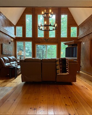 TV, fireplace, DVD player - PRIVATE LAKE FRONT COTTAGE near Burks Falls (Magnetawan)
