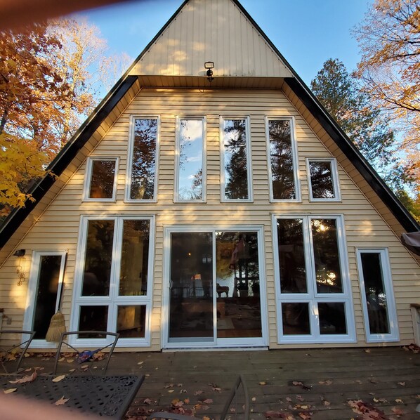 Ein zweistöckiges Haus mit großen Fenstern und einem geneigten Dach.