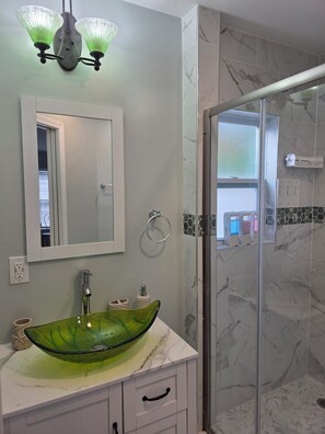 Dusche, Haartrockner, Handtücher, Seife