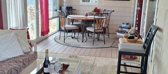 Spacious 5-bedroom overlooking Kaw Lake