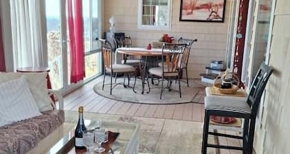 Spacious 5-bedroom overlooking Kaw Lake