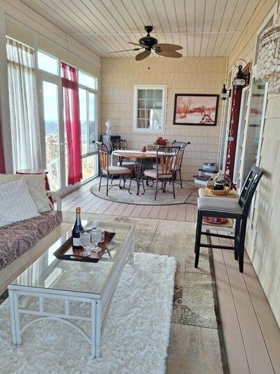 Spacious 5-bedroom overlooking Kaw Lake