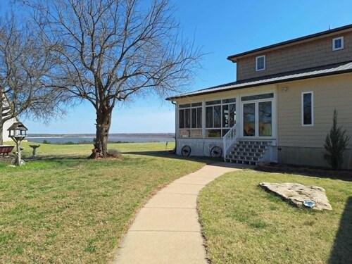 Spacious 5-bedroom overlooking Kaw Lake