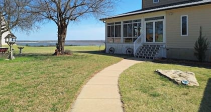 Spacious 5-bedroom overlooking Kaw Lake