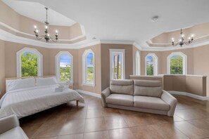 5 Schlafzimmer, Schreibtisch, WLAN