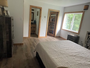 3 bedrooms, in-room safe, iron/ironing board, travel cot