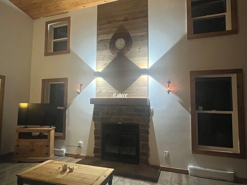 Year Round Victoria Beach Cottage Retreat Cozy Rustic Vibes with Modern Amenties