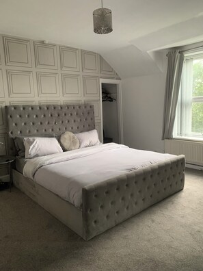 2 habitaciones, tabla de planchar con plancha, wifi y ropa de cama 