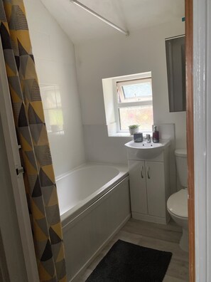 Secadora de cabello, toallas, jabón, papel de baño 