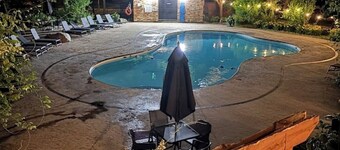 Cozy 1-bedroom hotel suites in serene Collingwood with fitness room