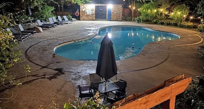 Cozy 1-bedroom hotel suites in serene Collingwood with fitness room