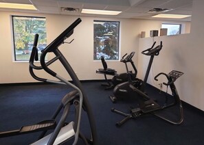 Fitness facility - Cozy 1-bedroom hotel suites in serene Collingwood with fitness room (Collingwood)