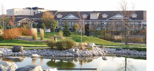 Cozy 1-bedroom hotel suites in serene Collingwood with fitness room