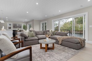Smart TV - Charming Riverside Retreat in the Heart of Huntsville (Huntsville)