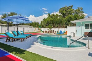 Outdoor pool, a heated pool - Clearwater Game Heaven! Pickleball, Golf, Bowling (Clearwater)